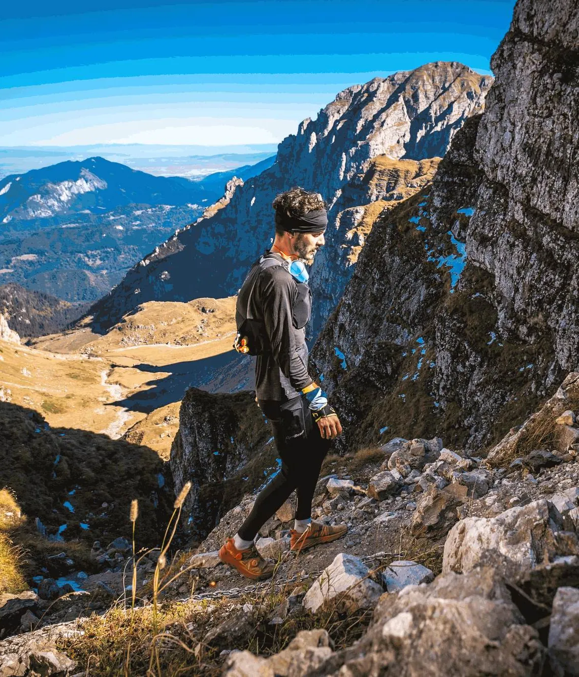 Vlad coborand pe o poteca stancoasa din Bucegi, la OMU Marathon