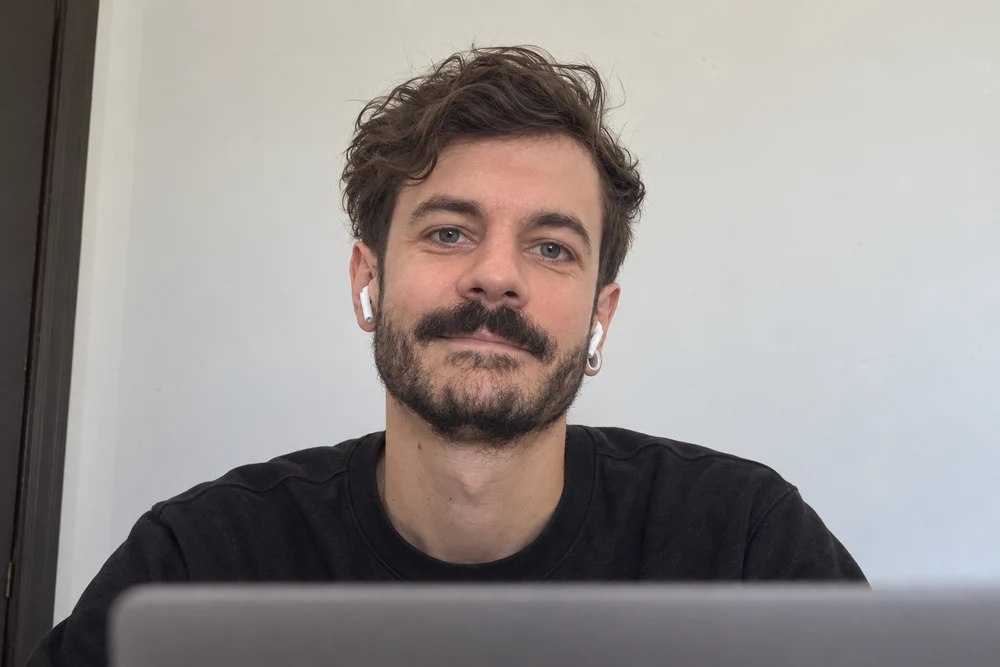 Vlad, pregatit pentru o conversatie online